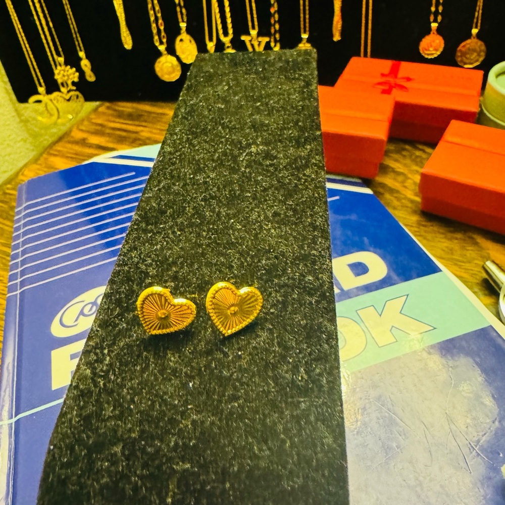 18K Saudi Gold Heart Clover Real Gold has Stamp 750 means 18Karat
